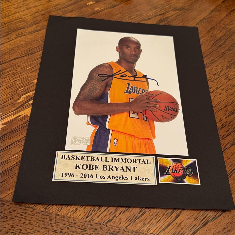 - Kobe Bryant Los Angeles Lakers signed photo